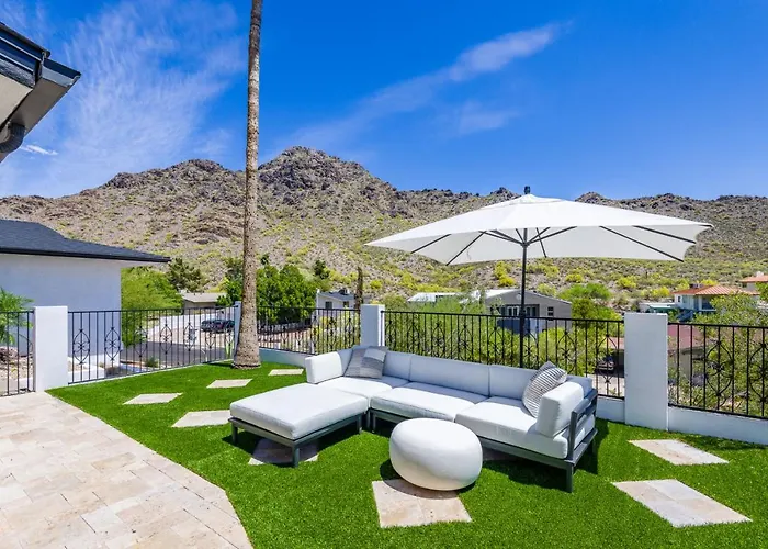 Breezy 3br - Private Pool, Chefs Kitchen And Holiday home