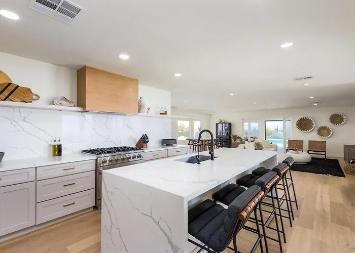 Breezy 3br - Private Pool, Chefs Kitchen And Holiday home Phoenix