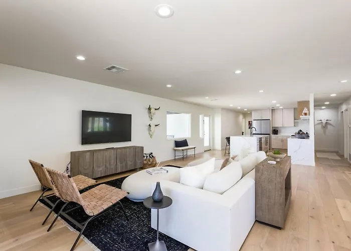 Breezy 3br - Private Pool, Chefs Kitchen And Holiday home *