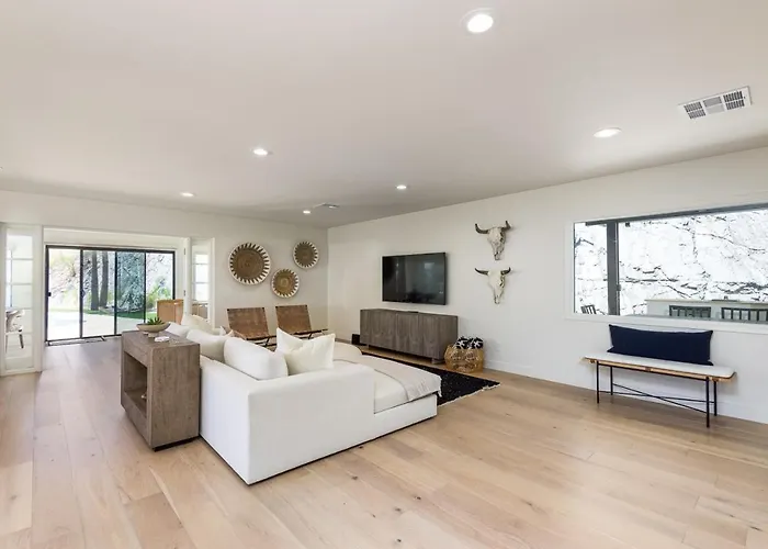 Breezy 3br - Private Pool, Chefs Kitchen And Holiday home