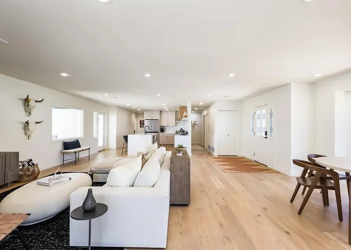 Breezy 3br - Private Pool, Chefs Kitchen And Holiday home
