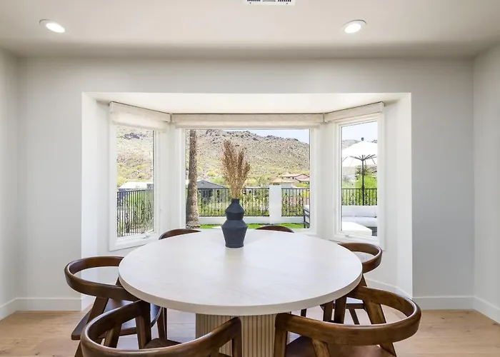 Breezy 3br - Private Pool, Chefs Kitchen And Holiday home *