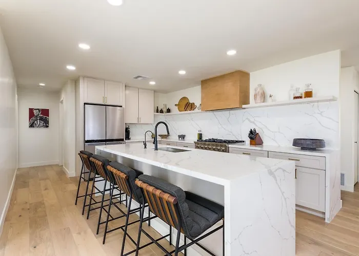 Breezy 3br - Private Pool, Chefs Kitchen And Holiday home Phoenix