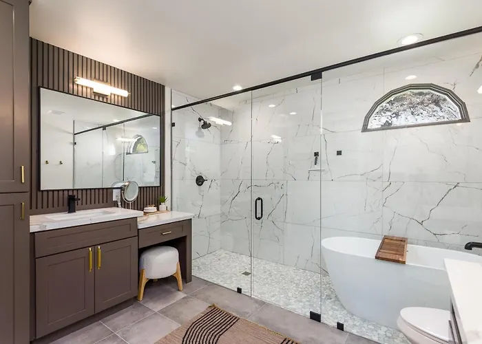 Breezy 3br - Private Pool, Chefs Kitchen And Holiday home *
