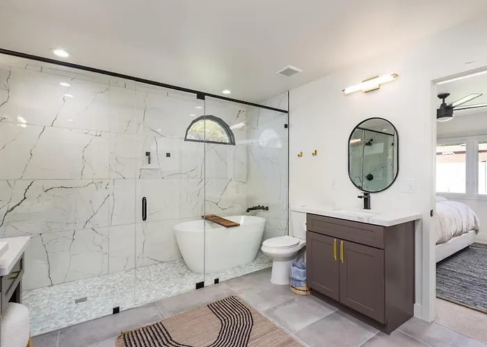 Breezy 3br - Private Pool, Chefs Kitchen And Holiday home