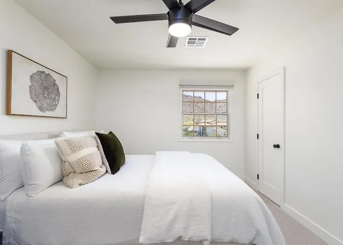 Breezy 3br - Private Pool, Chefs Kitchen And