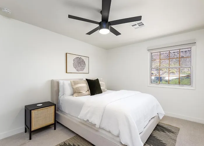 Breezy 3br - Private Pool, Chefs Kitchen And Holiday home Phoenix