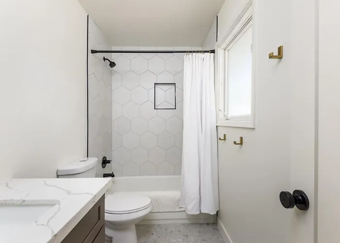 Breezy 3br - Private Pool, Chefs Kitchen And