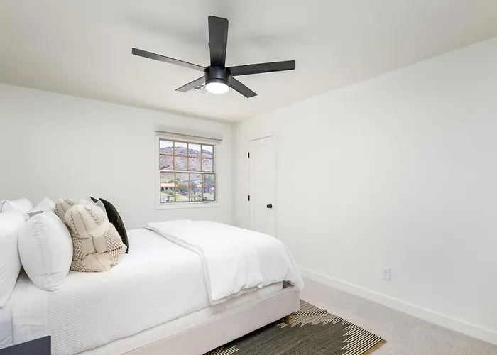 Breezy 3br - Private Pool, Chefs Kitchen And
