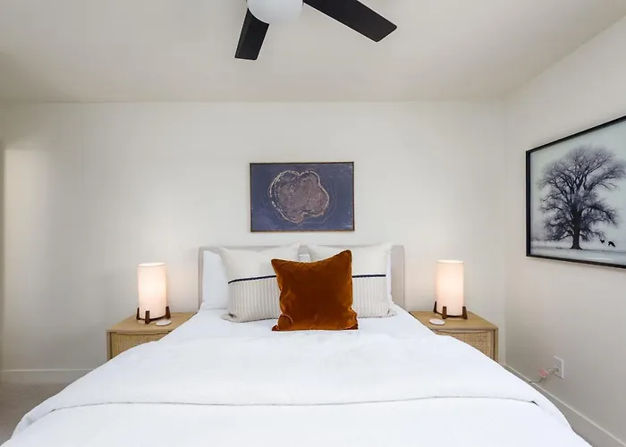 Breezy 3br - Private Pool, Chefs Kitchen And Holiday home Phoenix
