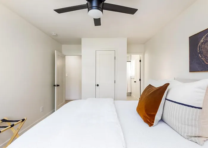 Breezy 3br - Private Pool, Chefs Kitchen And Holiday home Phoenix
