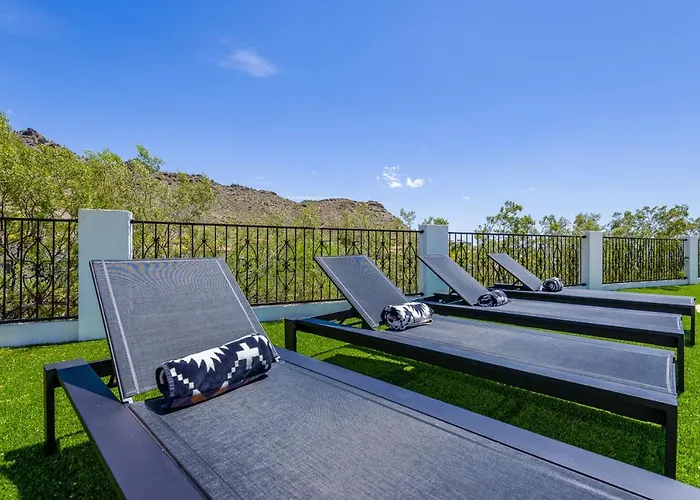 Breezy 3br - Private Pool, Chefs Kitchen And Holiday home