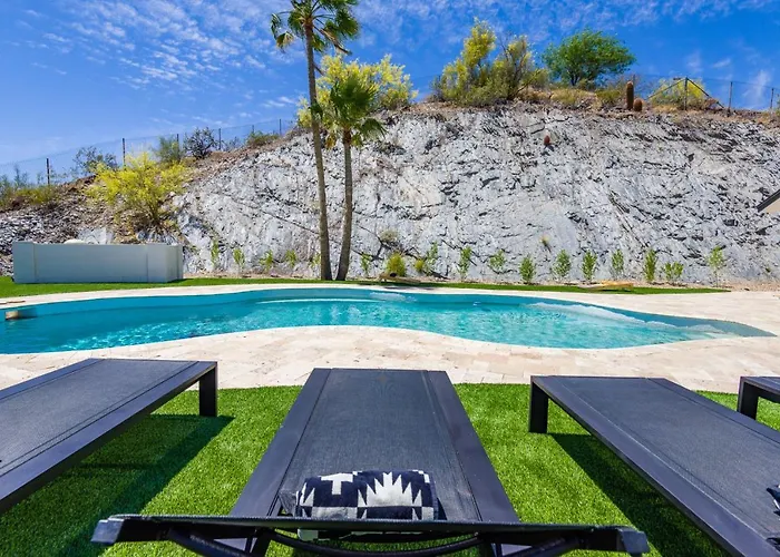 Breezy 3br - Private Pool, Chefs Kitchen And Holiday home *